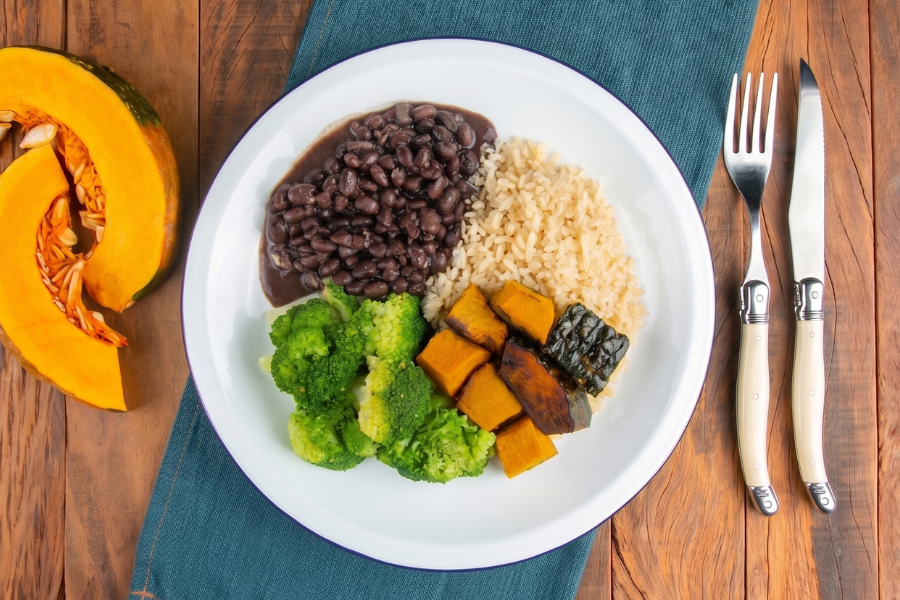 Feijão Preto, Arroz Integral, Brócolis ao Alho e Abóbora Cabotian Assada