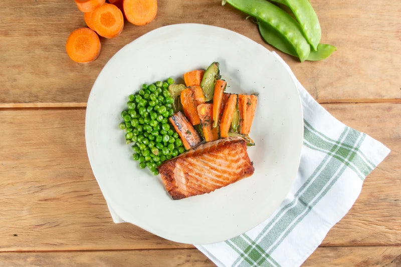 Salmão Grelhado, Ervilha Refogada e Legumes Grelhados