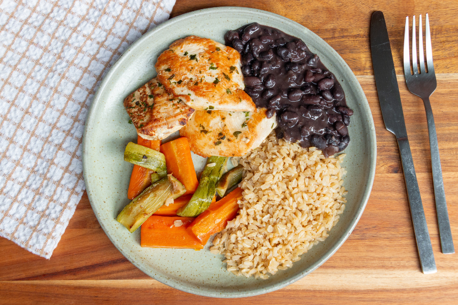 Filé de Frango Grelhado com Salsinha, Arroz Integral, Feijão Preto e Legumes Grelhados