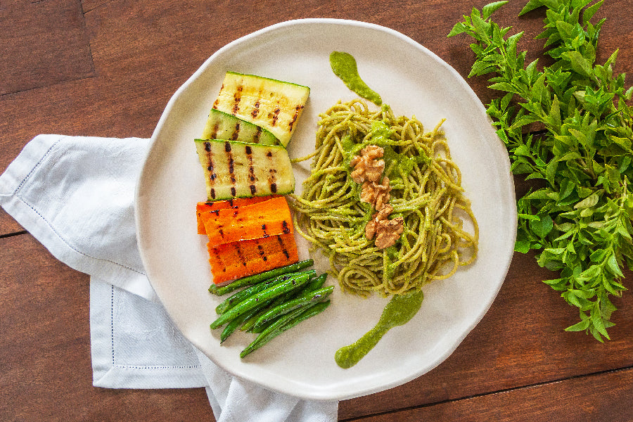 Espaguete Integral com Molho Pesto e Legumes Grelhados