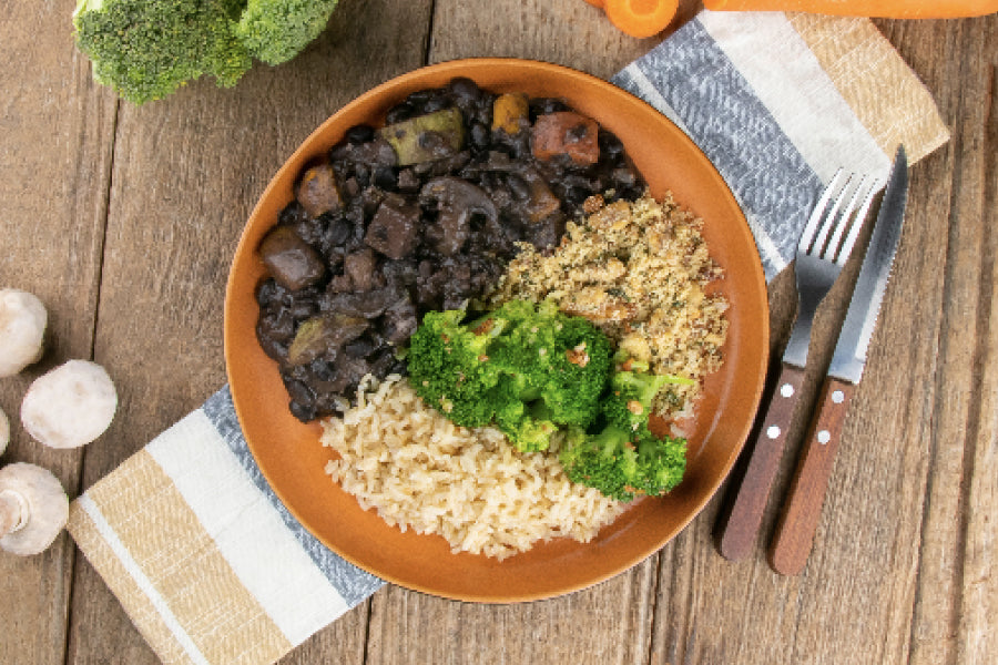 Feijoada Vegana com Arroz Integral, Farofa com Castanhas e Brócolis ao Alho