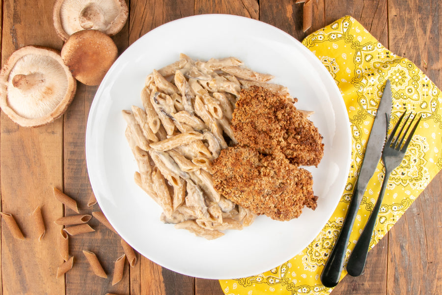 Penne ao Molho de Shitake e Frango com Crosta de Castanha de Caju