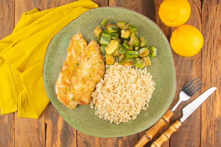 Filé de Frango com Limão Siciliano e Hortelã, Arroz Integral e Abobrinha Refogada