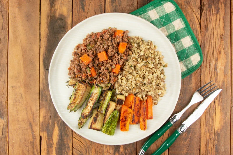 Carne Moída, Arroz Integral com Lentilha e Cebola Roxa e Legumes Grelhados