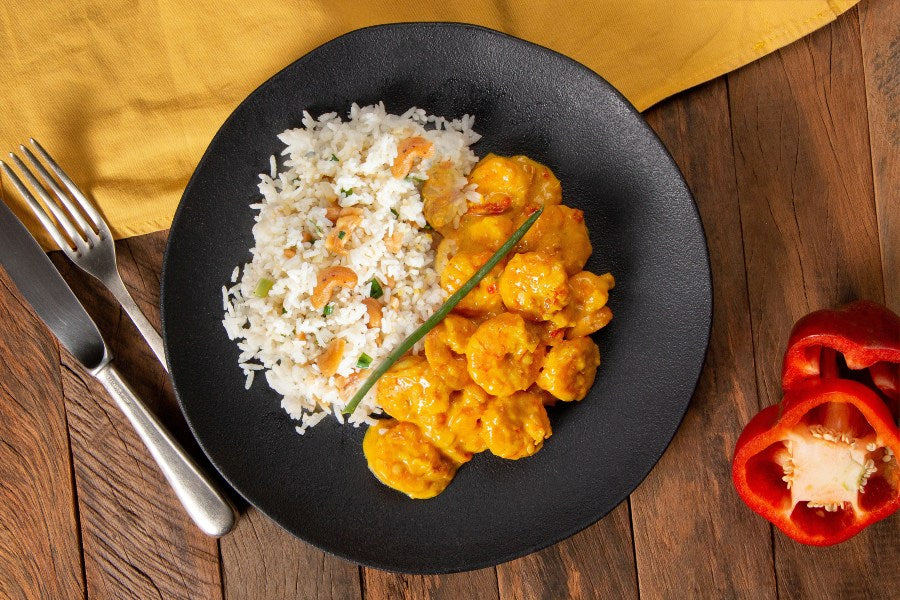 Camarão ao Leite de Coco e Curry com Arroz Jasmim com Castanha de Caju