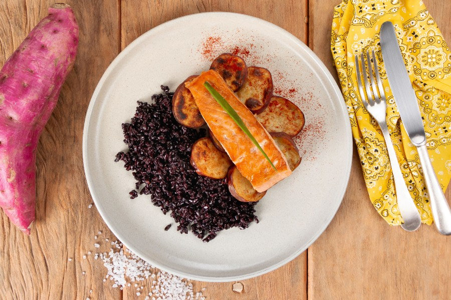 Salmão Grelhado, Arroz Negro e Batata Doce com Páprica