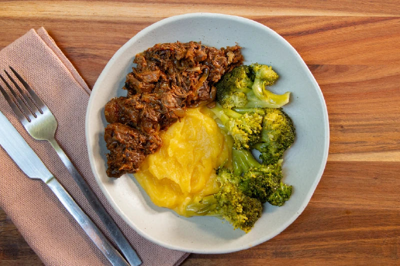 Carne de Panela da Rosinha, Purê de Mandioquinha e Brócolis ao Alho