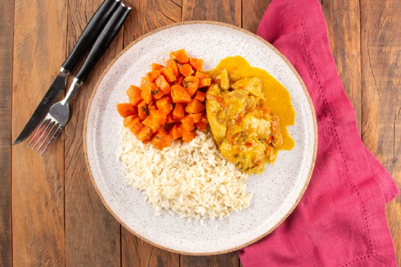 Frango Ensopado com Curry e Leite de Coco, Arroz Branco e Cenoura Salteada