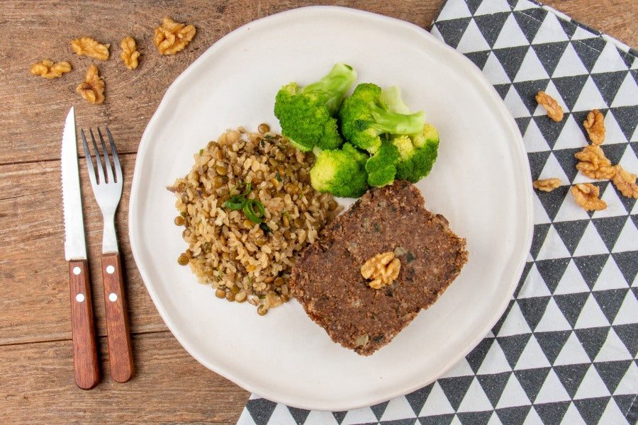 Quibe Recheado com Carne e Nozes, Arroz Integral com Lentilha e Cebola Roxa e Brócolis ao Alho