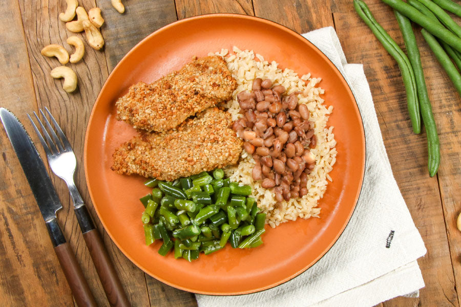 Frango com Crosta de Castanha de Caju, Arroz Integral, Feijão Carioca e Vagem com Gergelim Torrado