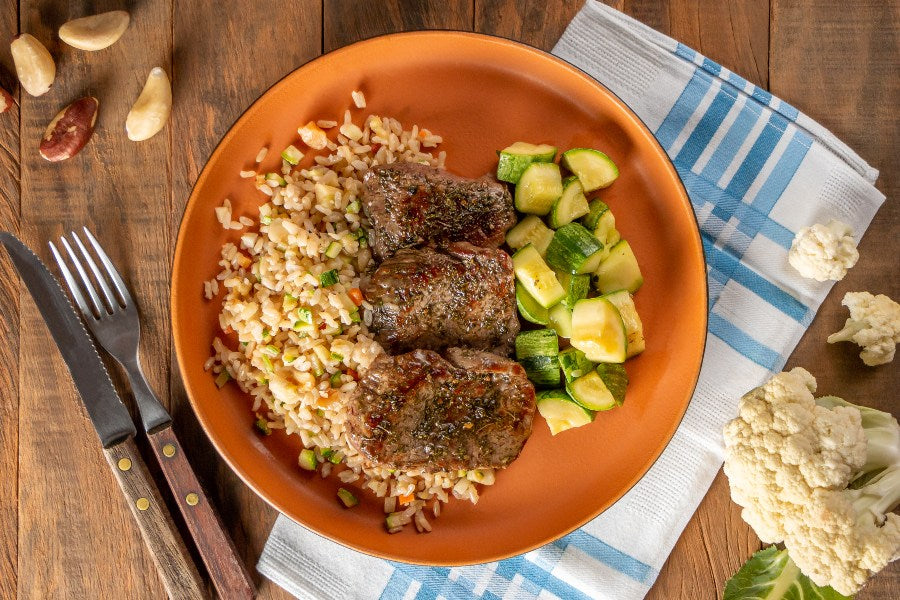 Filé Mignon com Chimichurri, Abobrinha Refogada e Arroz de Couve-Flor com Castanhas