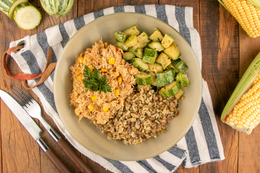 Frango Desfiado da Cumbuca, Arroz com Lentilha e Cebola Roxa e Abobrinha Refogada