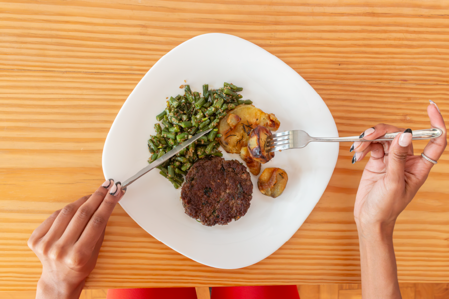 Hambúrguer de Fraldinha, Batata Doce Assada com Alecrim e Vagem com Gergelim Torrado