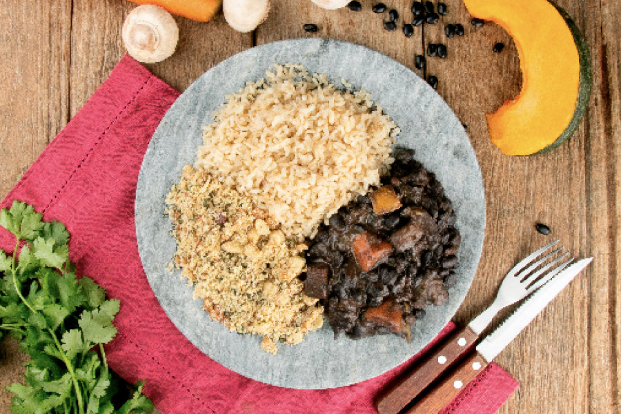 Feijoada Vegana com Arroz Integral e Farofa com Castanhas