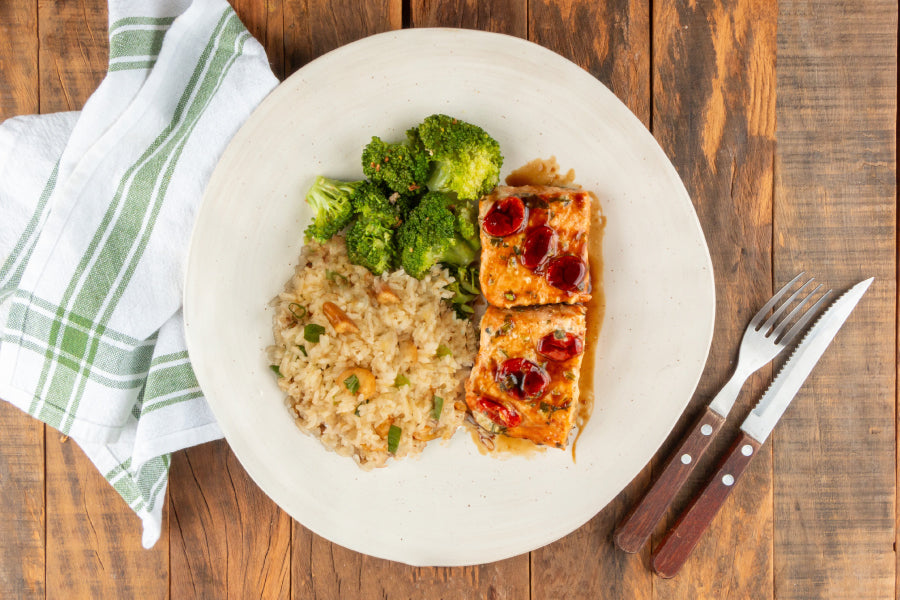 Salmão Assado com Tomate Cereja e Molho Tarê da Casa, Arroz Jasmim com Castanha de Caju e Brócolis ao Alho