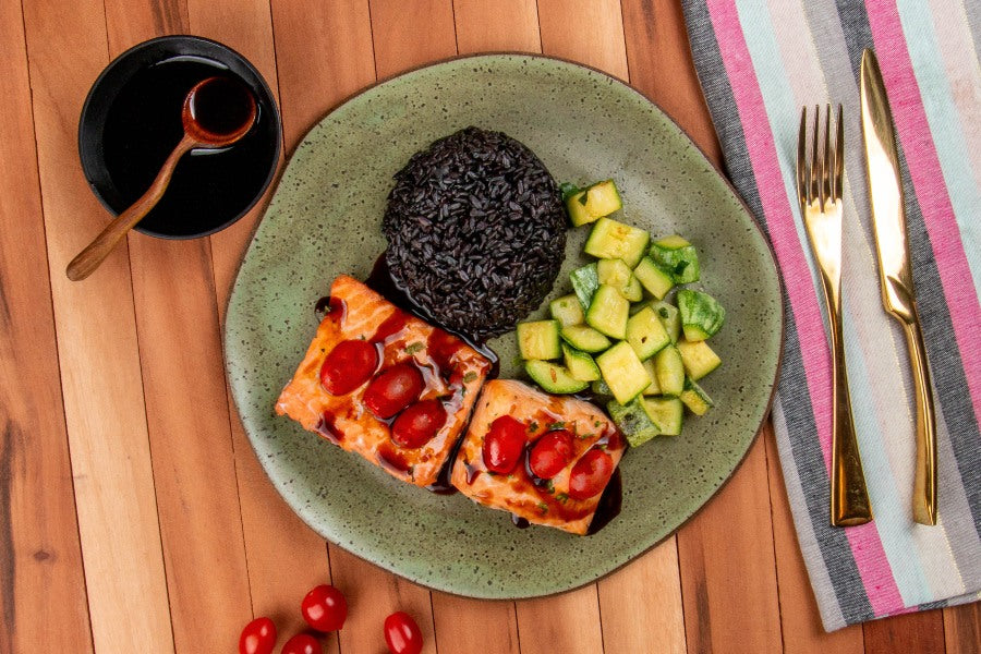 Salmão Assado com Tomate Cereja e Molho Tarê da Casa, Arroz Negro e Abobrinha Refogada