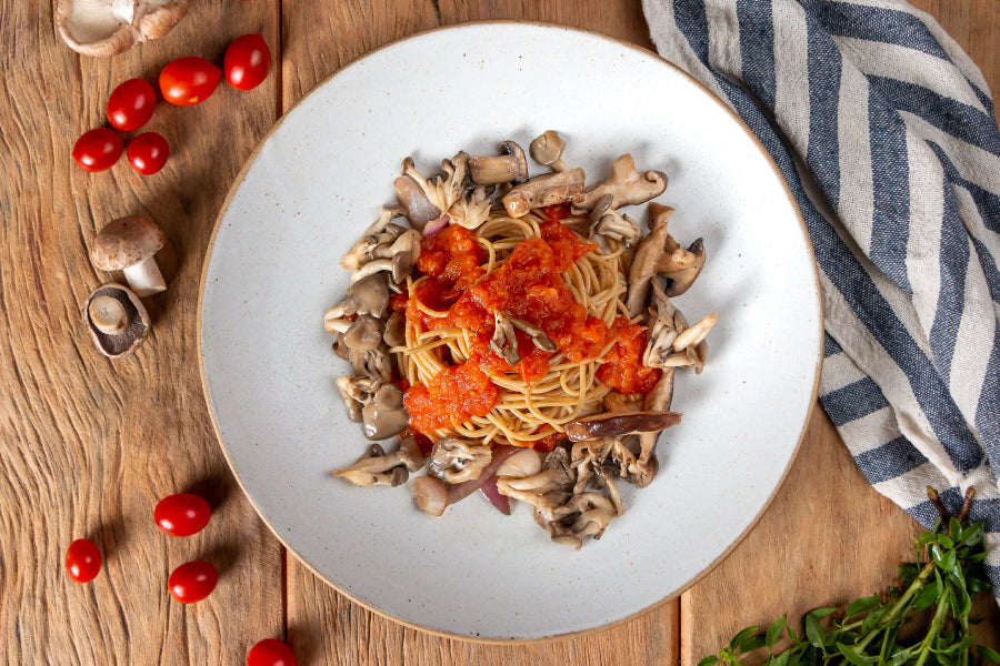 Espaguete Integral com Molho de Tomate e Cogumelos Grelhados com Shoyu